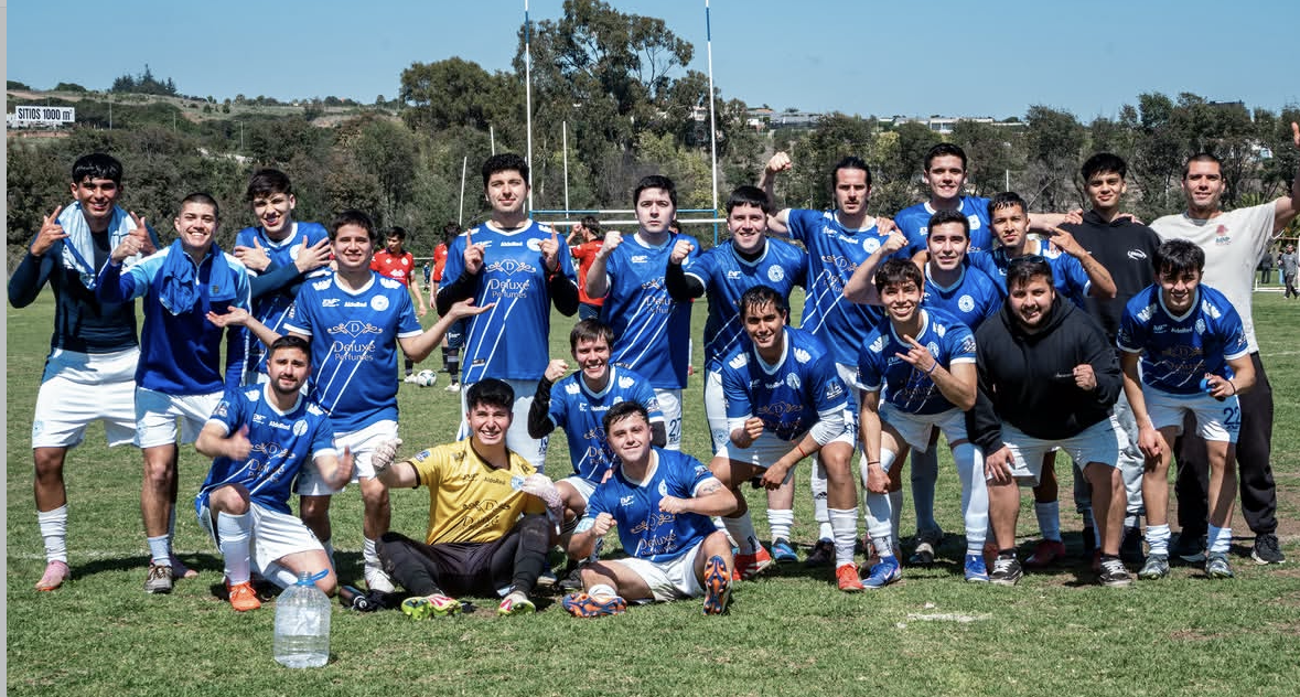 El equipo de Compañía de María Exalumnos reunido en la cancha con su camiseta azul