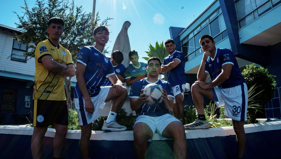 Jugadores de Compañía de María Exalumnos posando con sus uniformes y un balón
